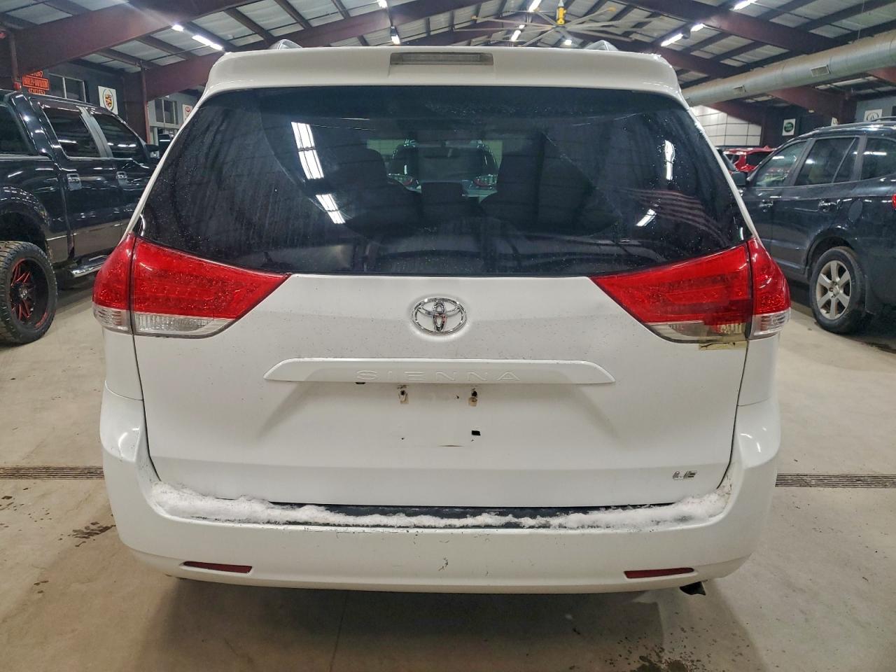 2014 TOYOTA SIENNA LE photo 11
