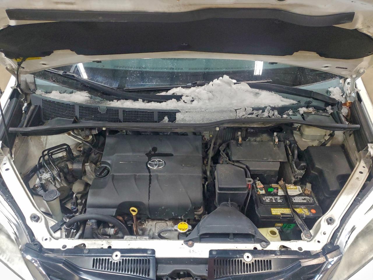 2014 TOYOTA SIENNA LE photo 23