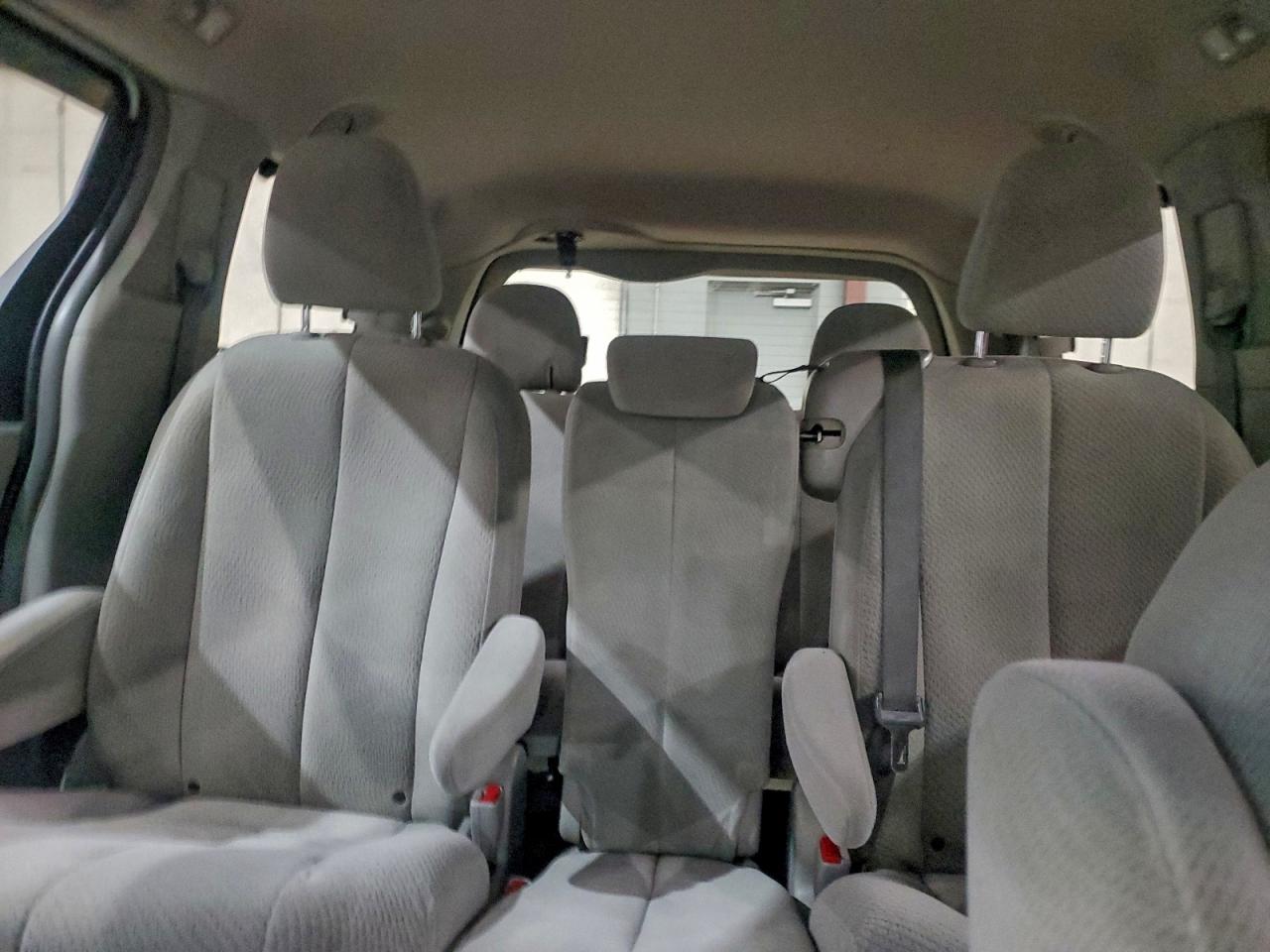 2014 TOYOTA SIENNA LE photo 19