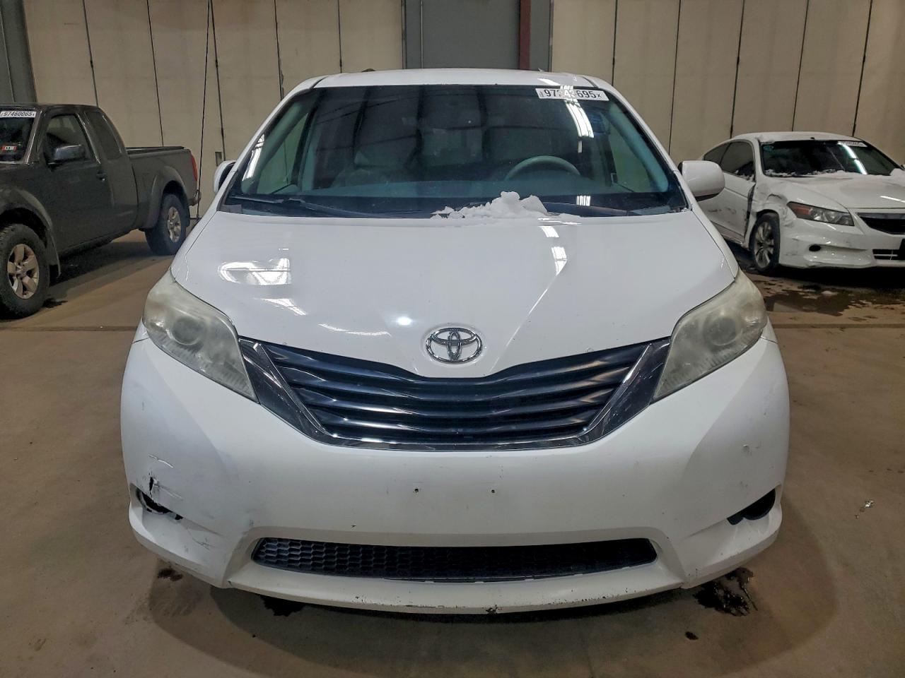 2014 TOYOTA SIENNA LE photo 9