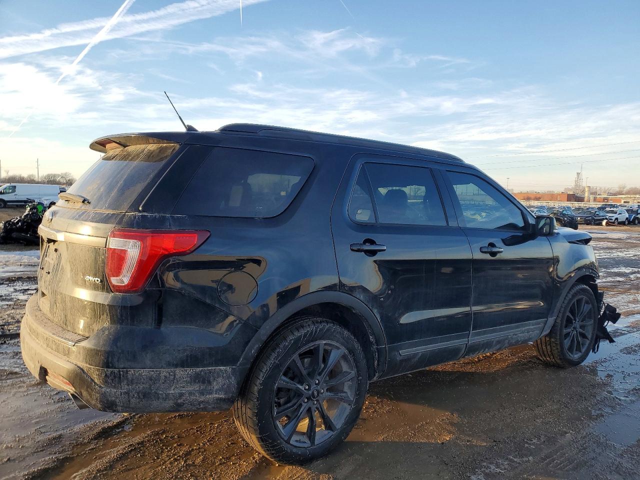 2018 FORD EXPLORER XLT photo 3