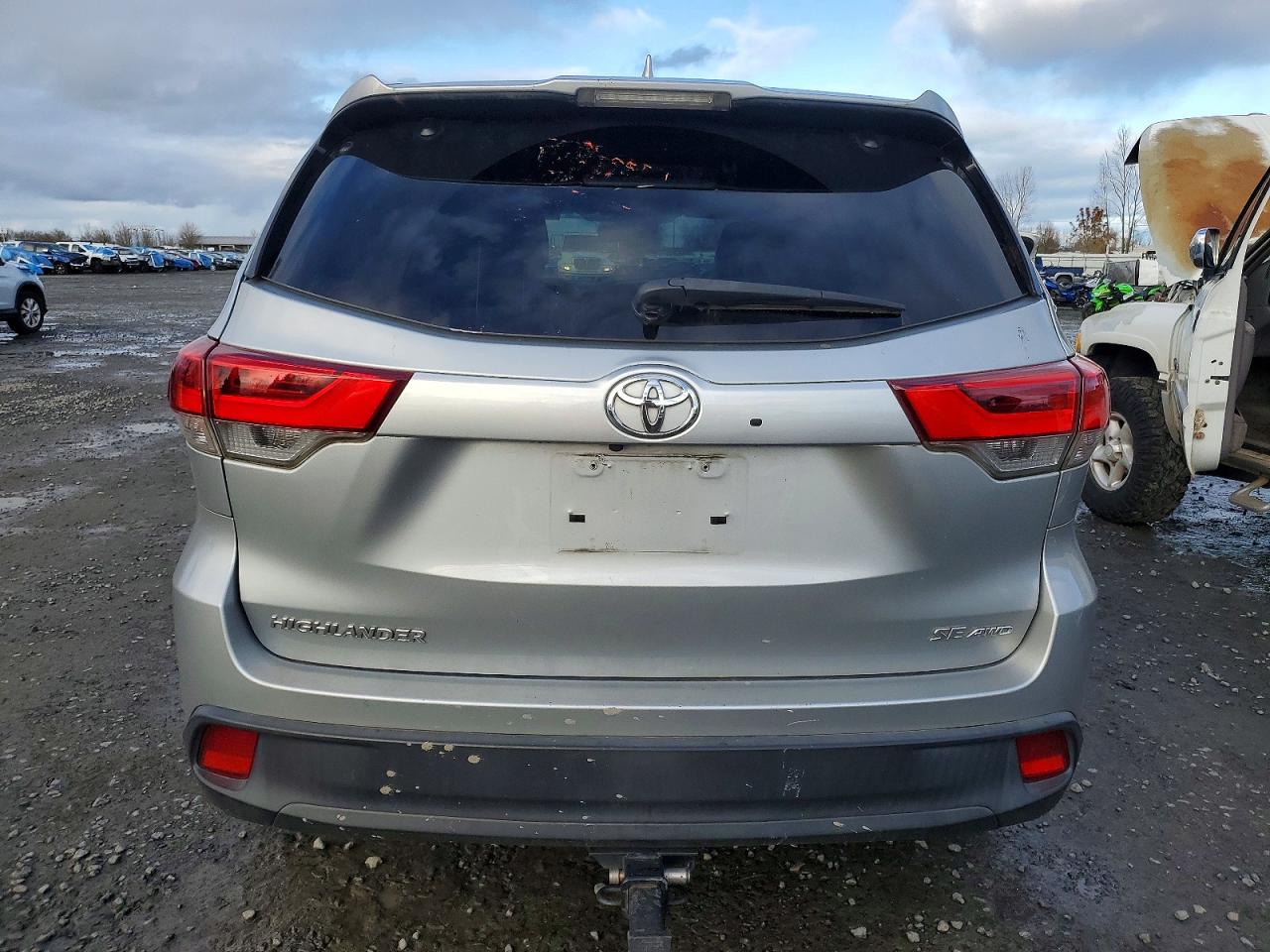2018 TOYOTA HIGHLANDER SE photo 11