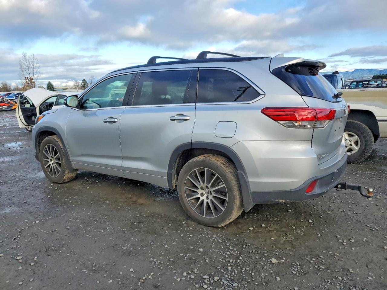 2018 TOYOTA HIGHLANDER SE photo 3