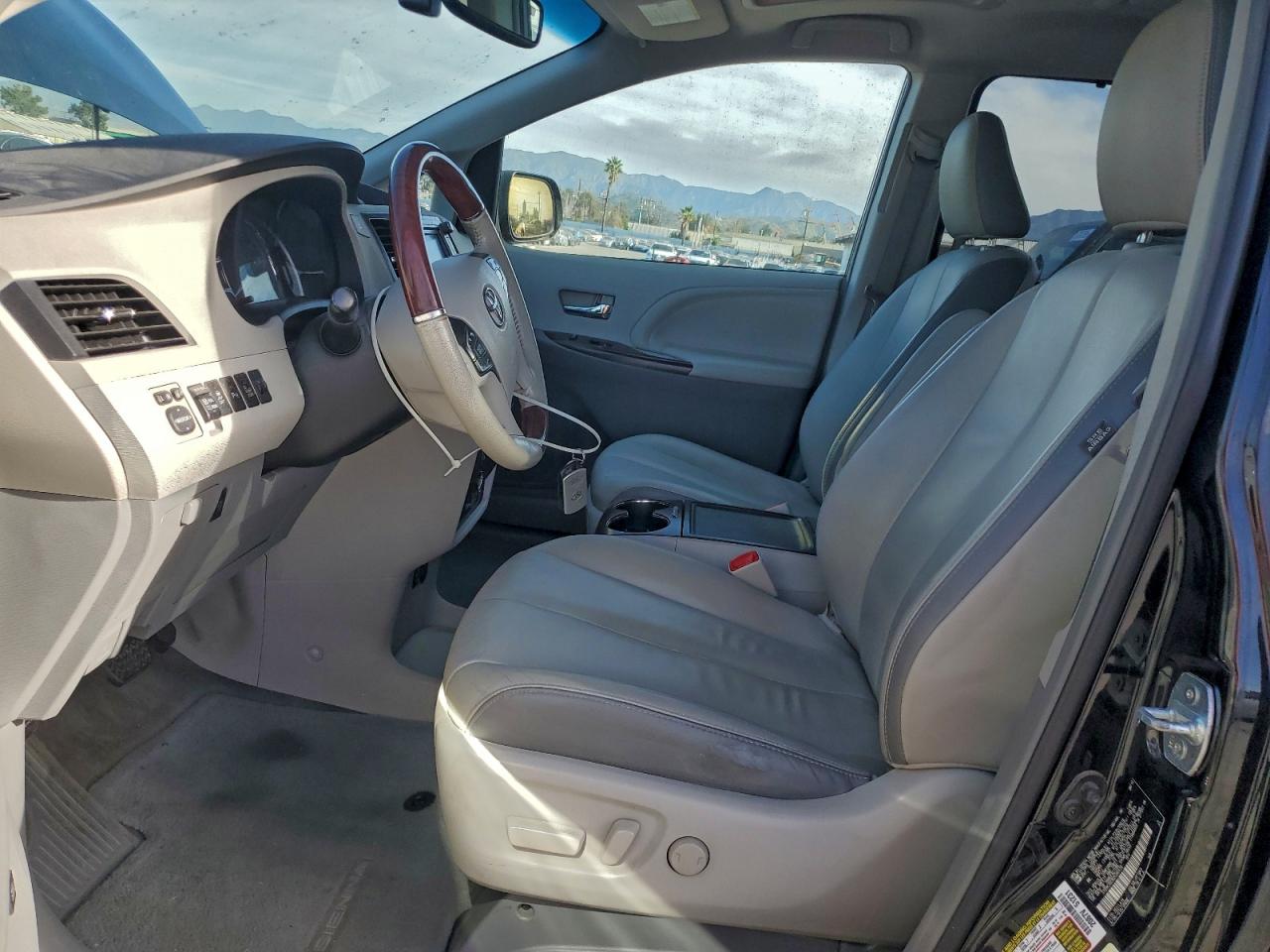 2013 TOYOTA SIENNA XLE photo 7