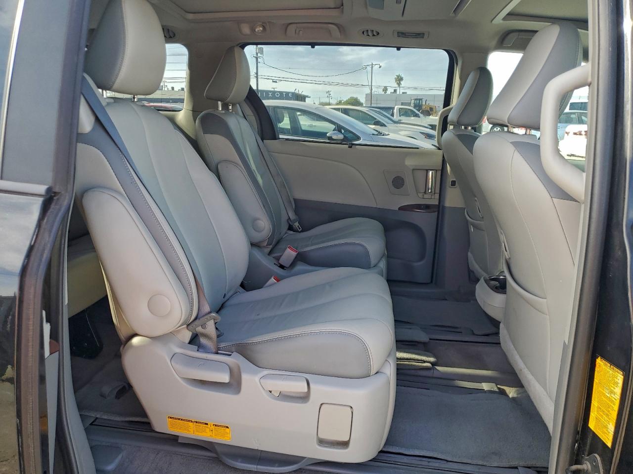 2013 TOYOTA SIENNA XLE photo 11