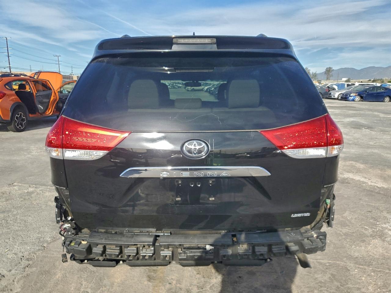 2013 TOYOTA SIENNA XLE photo 6