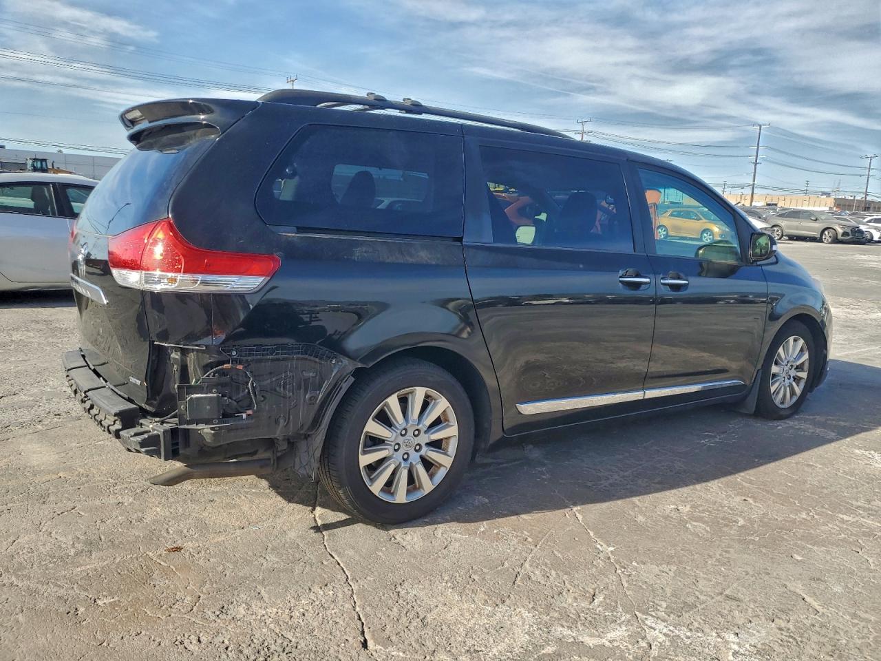 2013 TOYOTA SIENNA XLE photo 3