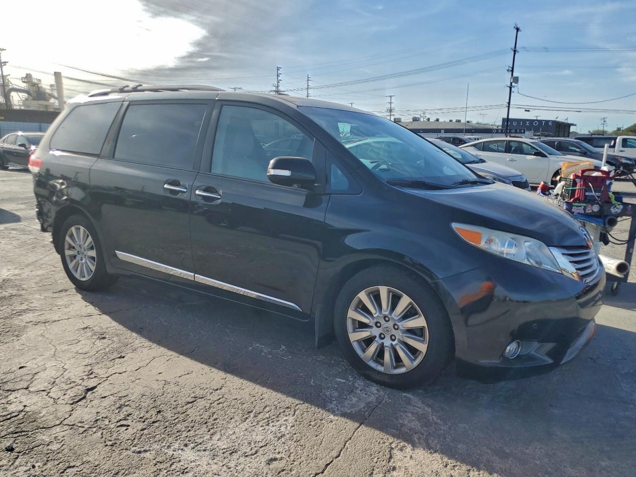 2013 TOYOTA SIENNA XLE photo 4