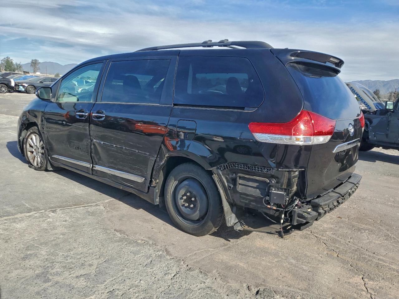 2013 TOYOTA SIENNA XLE photo 2