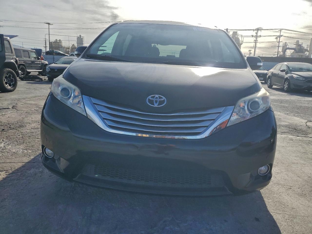 2013 TOYOTA SIENNA XLE photo 5