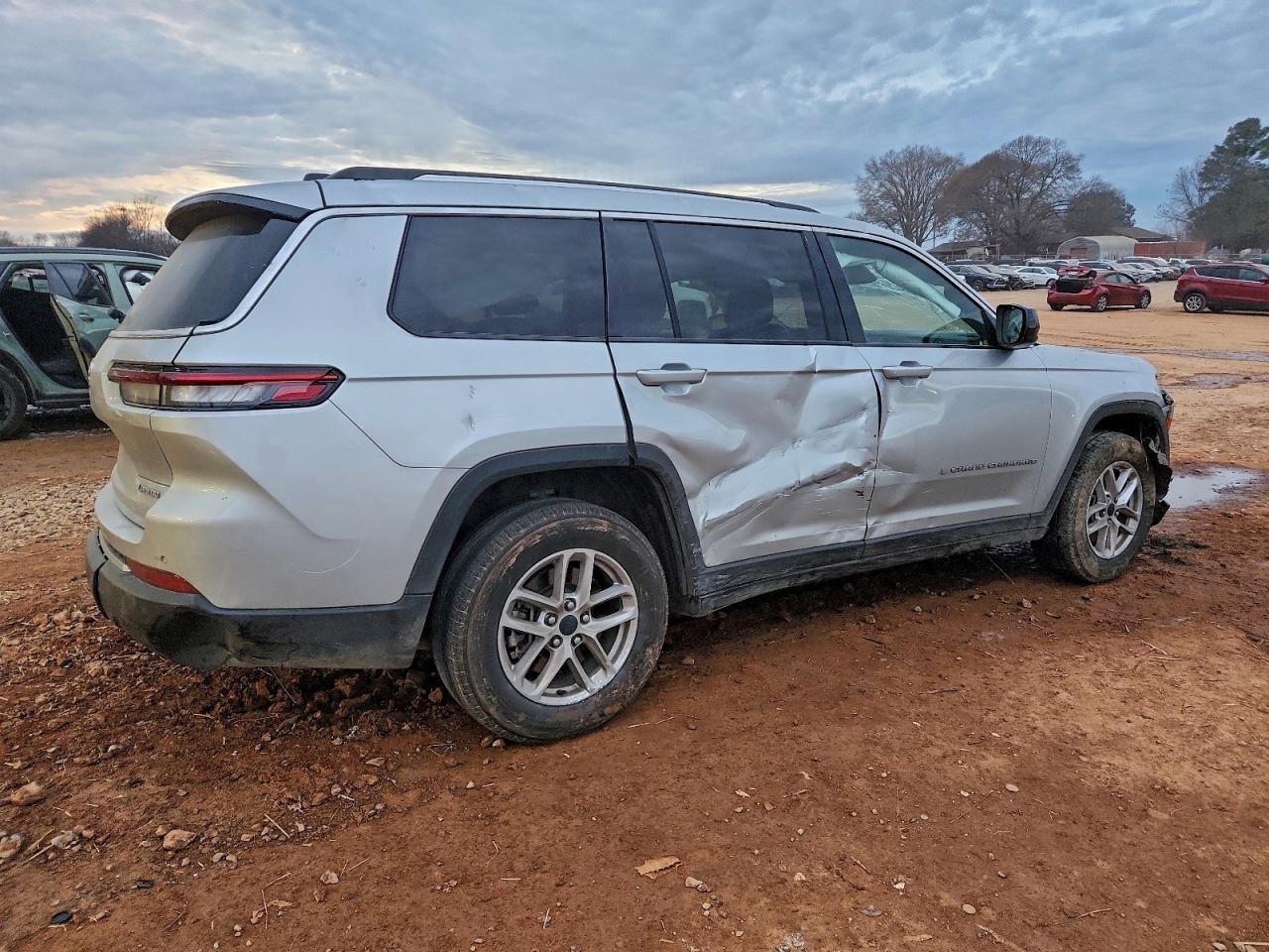 2024 JEEP GRAND CHEROKEE L LAREDO photo 3