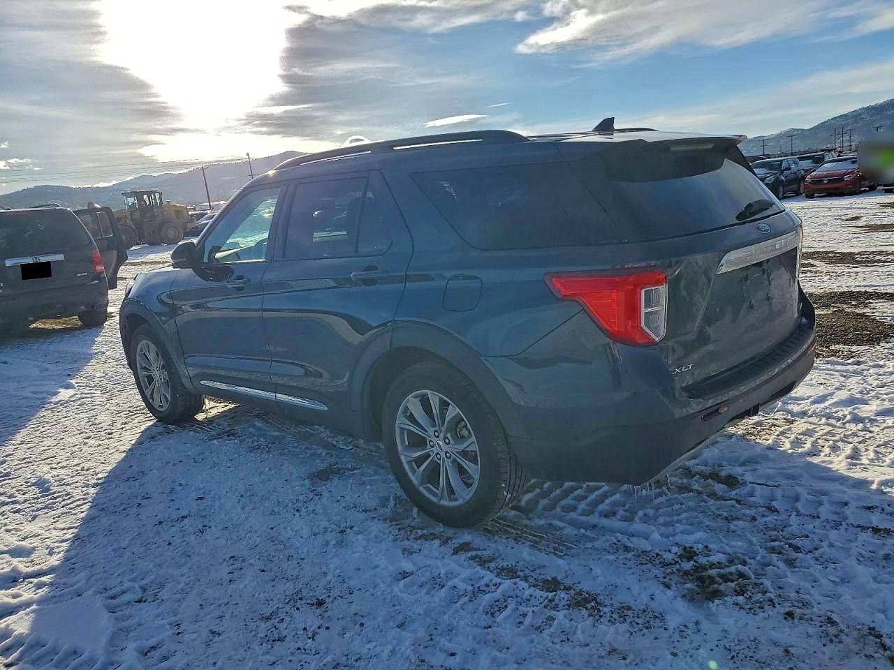 2023 FORD EXPLORER XLT photo 2