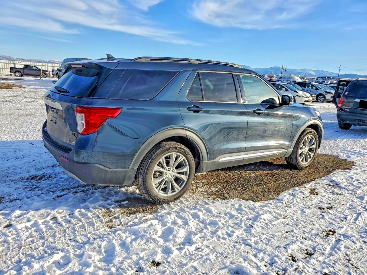 2023 FORD EXPLORER XLT photo 3