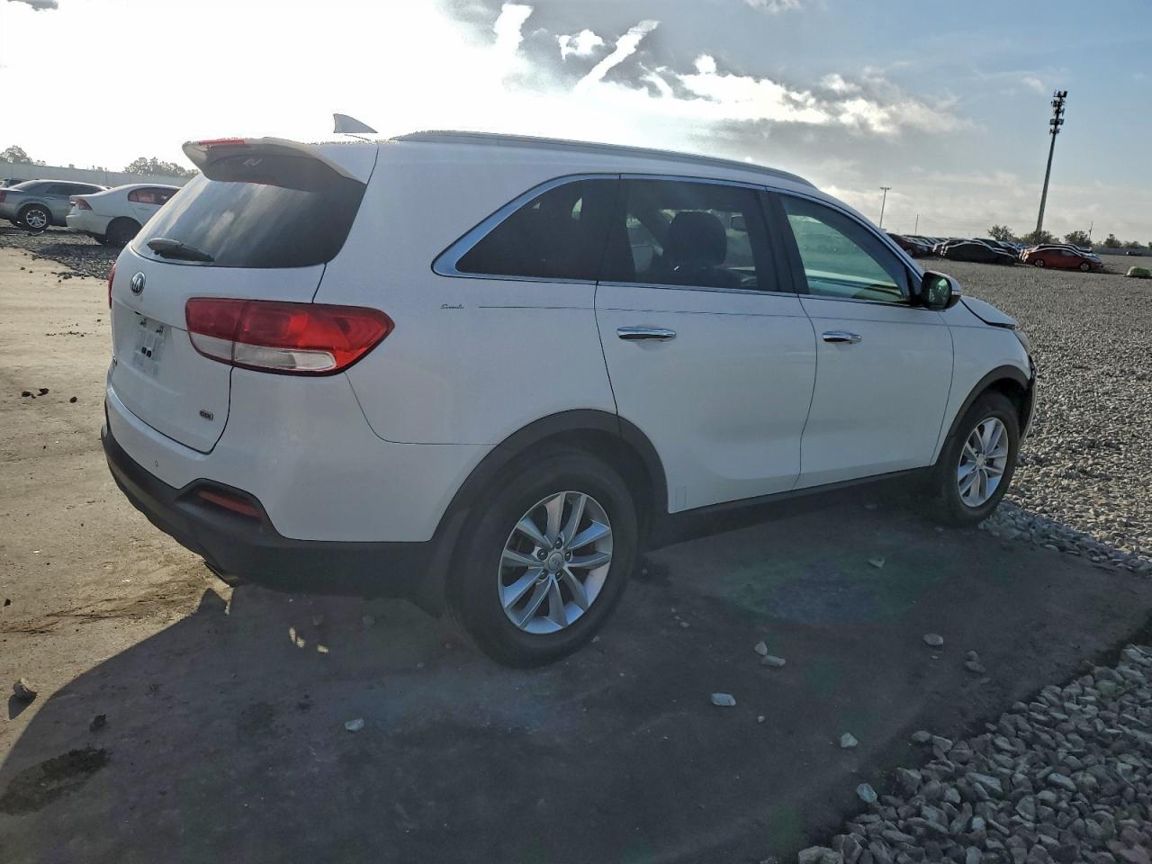 2017 KIA SORENTO LX photo 3