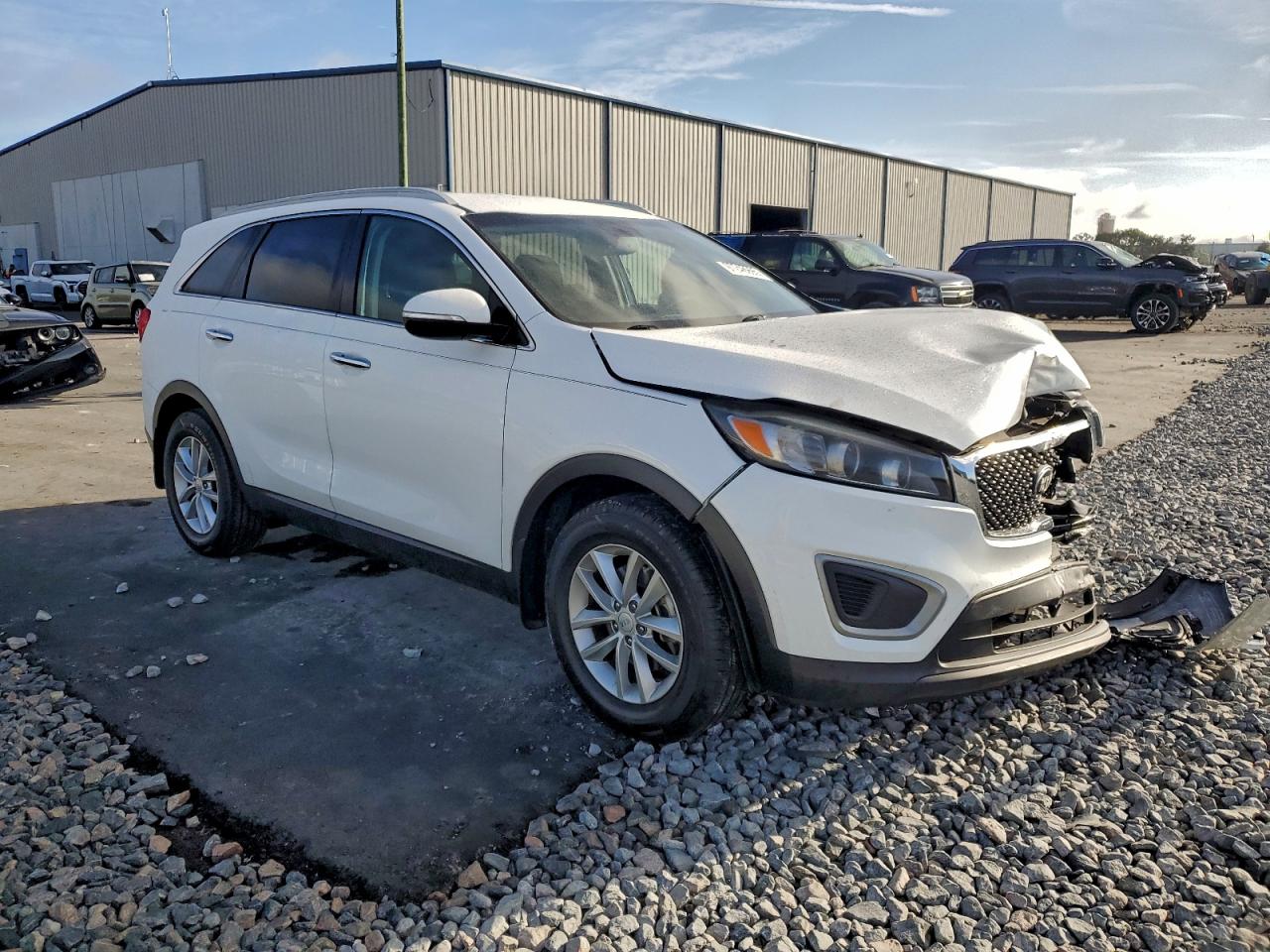 2017 KIA SORENTO LX photo 4