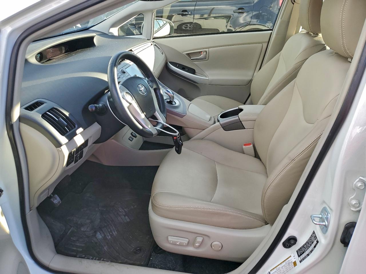 2015 TOYOTA PRIUS photo 13