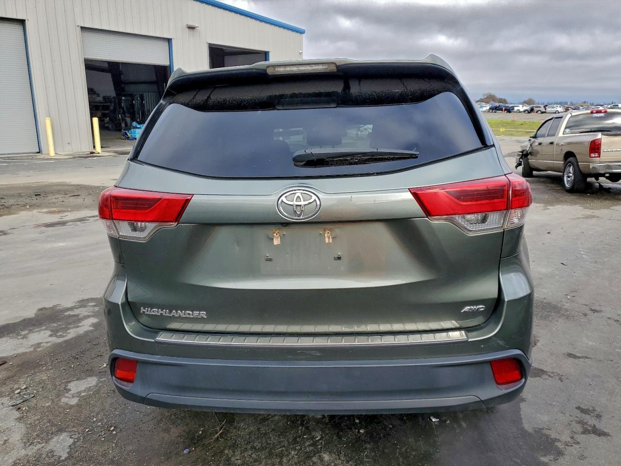 2017 TOYOTA HIGHLANDER LE photo 6