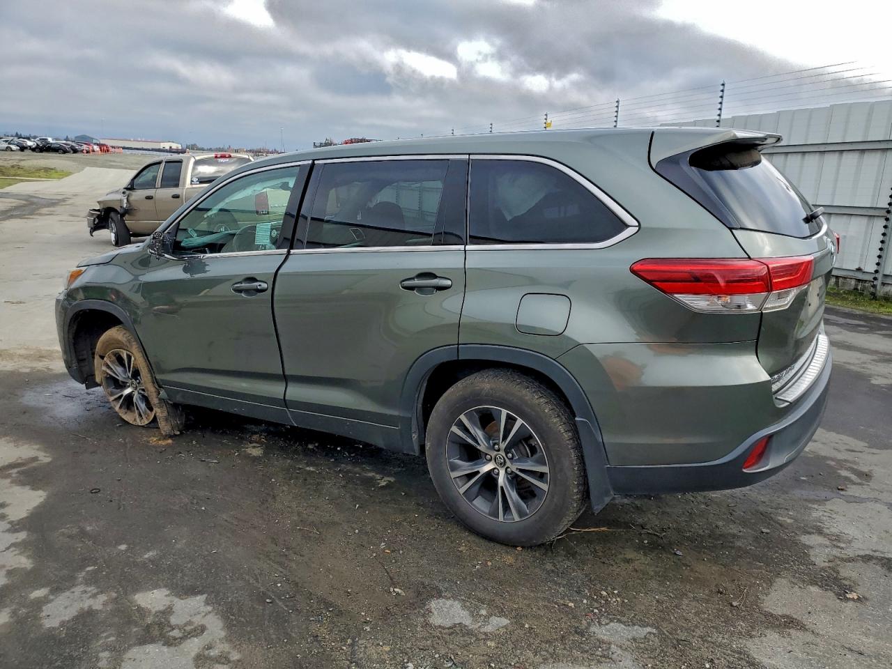 2017 TOYOTA HIGHLANDER LE photo 2