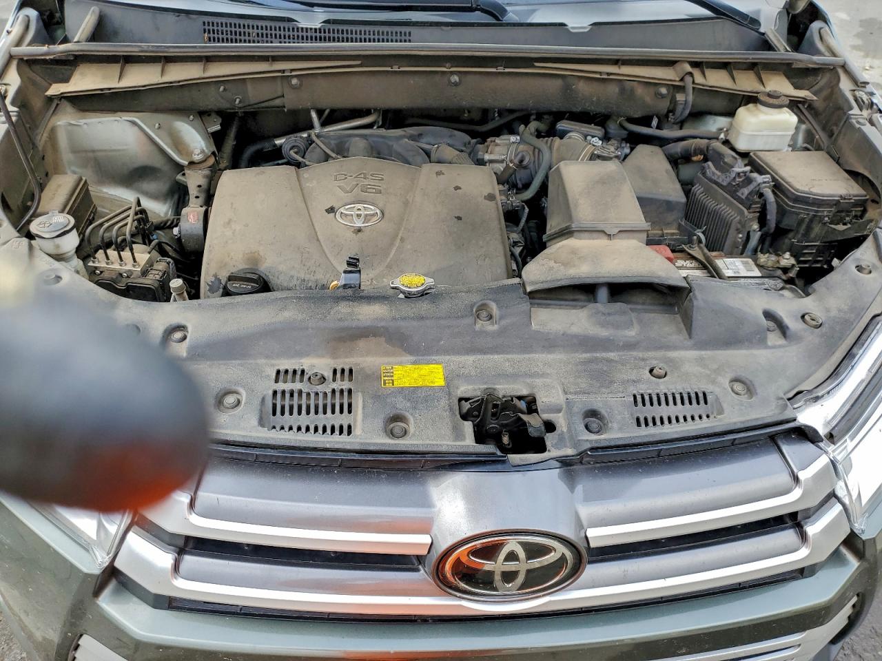 2017 TOYOTA HIGHLANDER LE photo 12