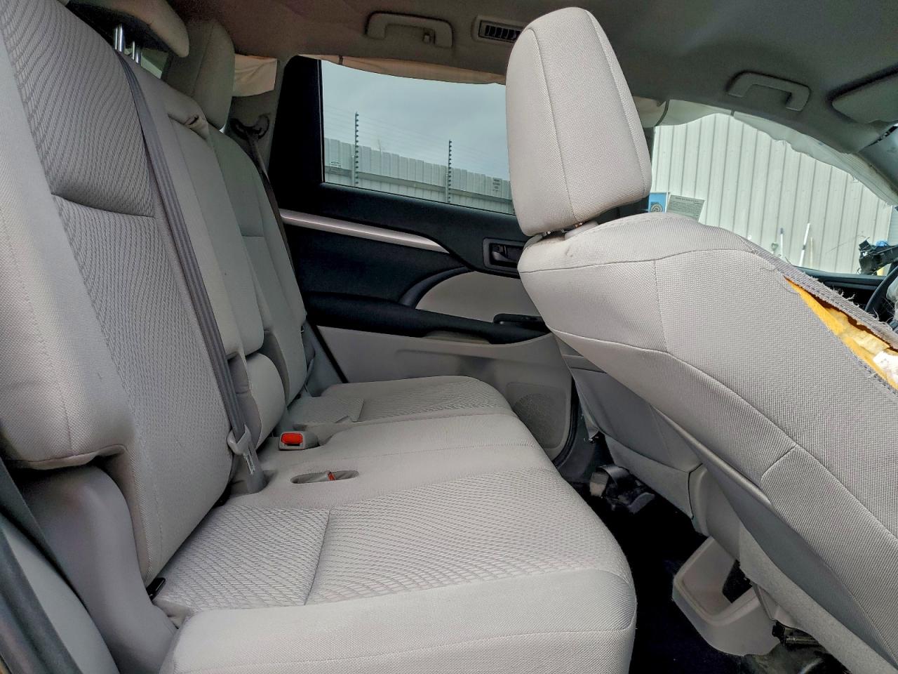 2017 TOYOTA HIGHLANDER LE photo 11