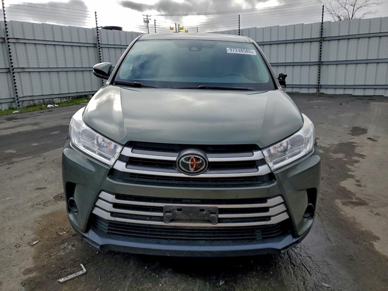 2017 TOYOTA HIGHLANDER LE photo 5