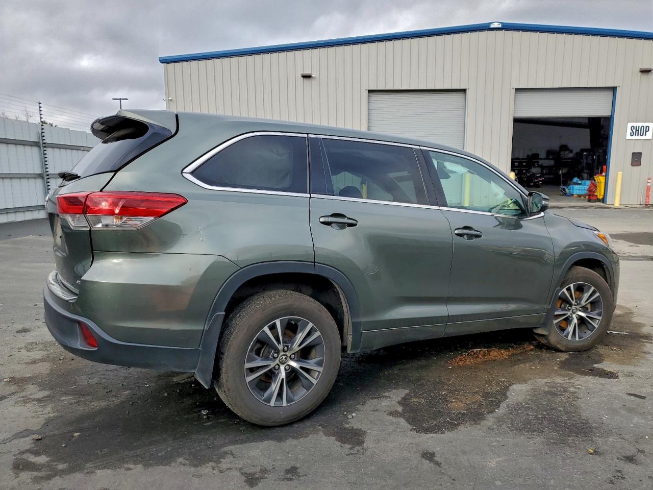 2017 TOYOTA HIGHLANDER LE photo 3