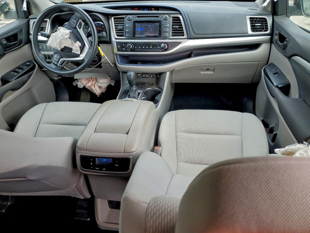 2017 TOYOTA HIGHLANDER LE photo 8