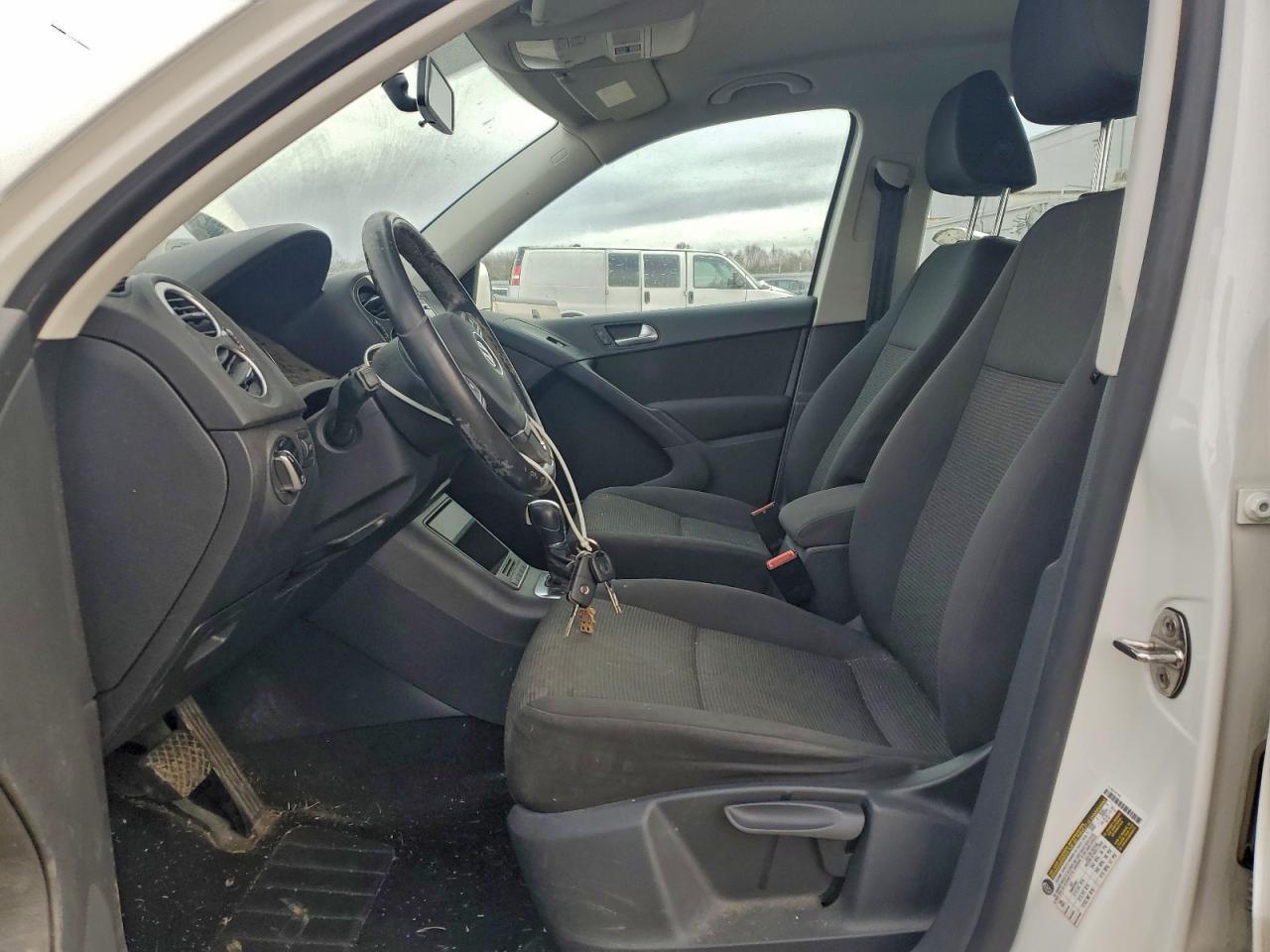 2013 VOLKSWAGEN TIGUAN S photo 19