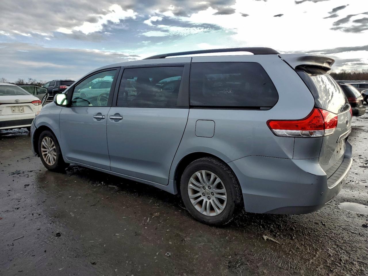 2014 TOYOTA SIENNA XLE photo 2