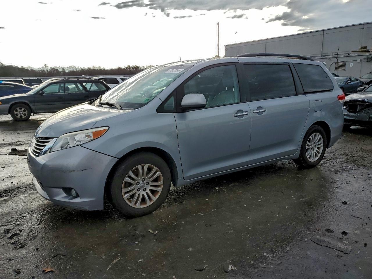 2014 TOYOTA SIENNA