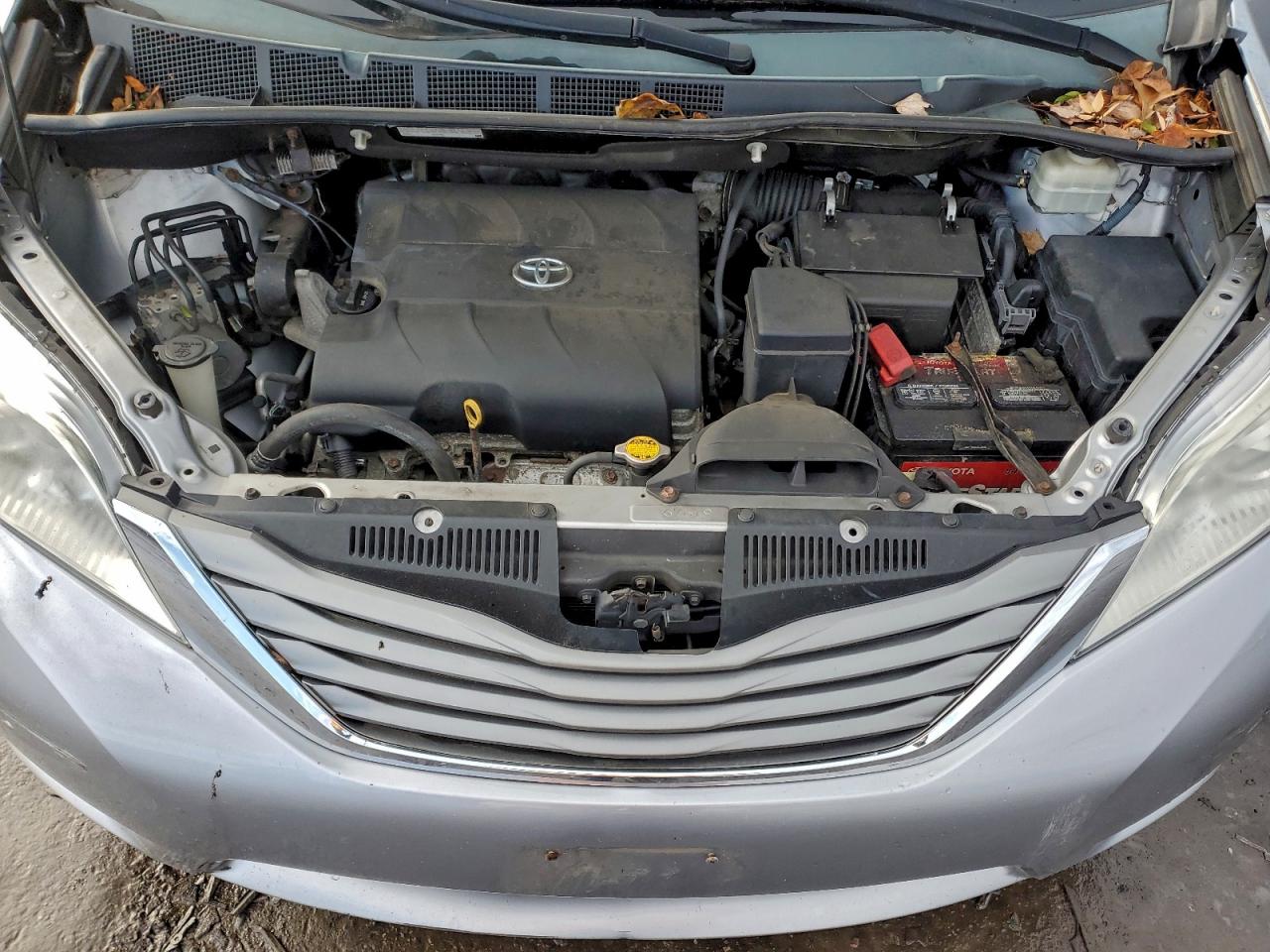 2014 TOYOTA SIENNA XLE photo 12