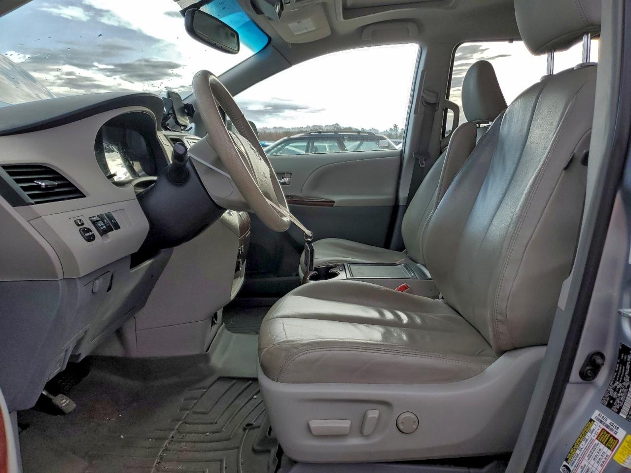 2014 TOYOTA SIENNA XLE photo 7
