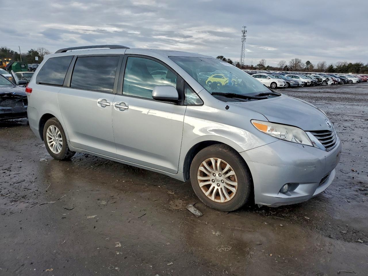 2014 TOYOTA SIENNA XLE photo 4