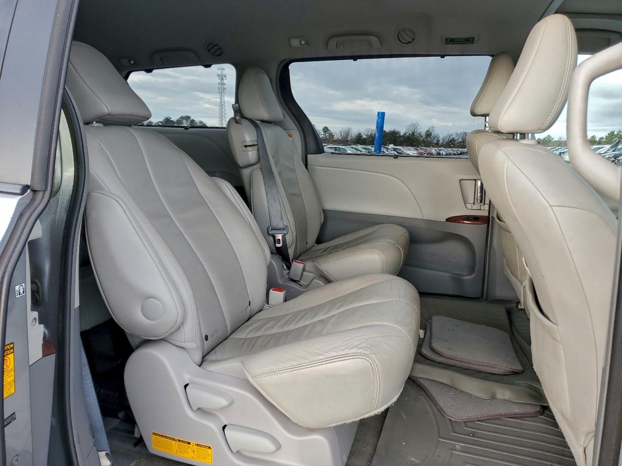 2014 TOYOTA SIENNA XLE photo 11