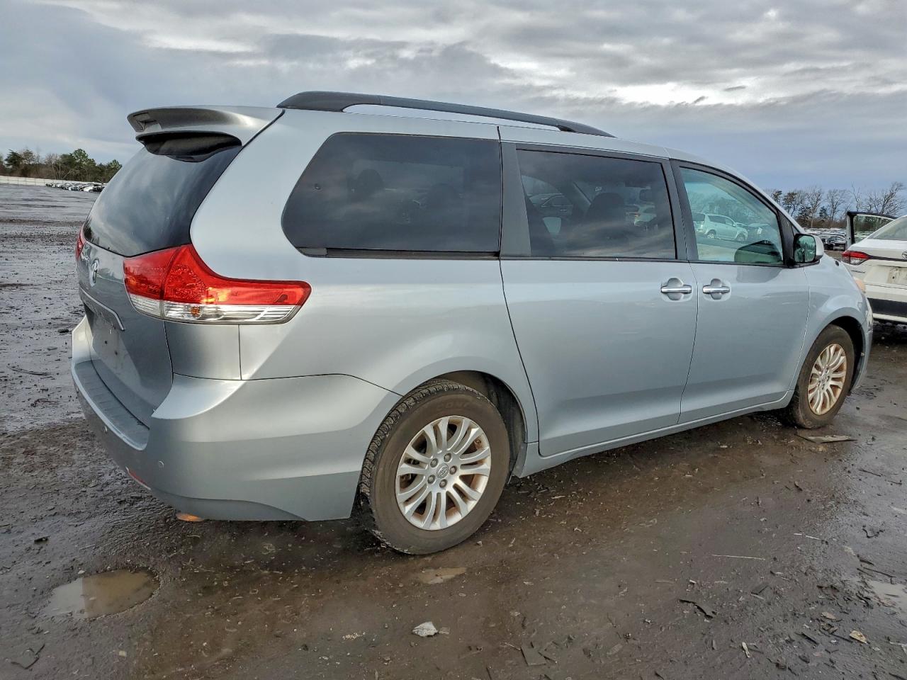 2014 TOYOTA SIENNA XLE photo 3