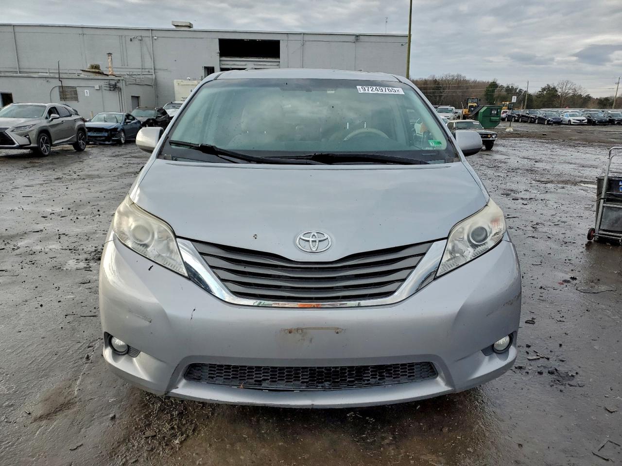 2014 TOYOTA SIENNA XLE photo 5