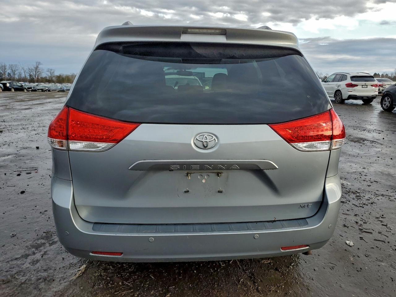 2014 TOYOTA SIENNA XLE photo 6