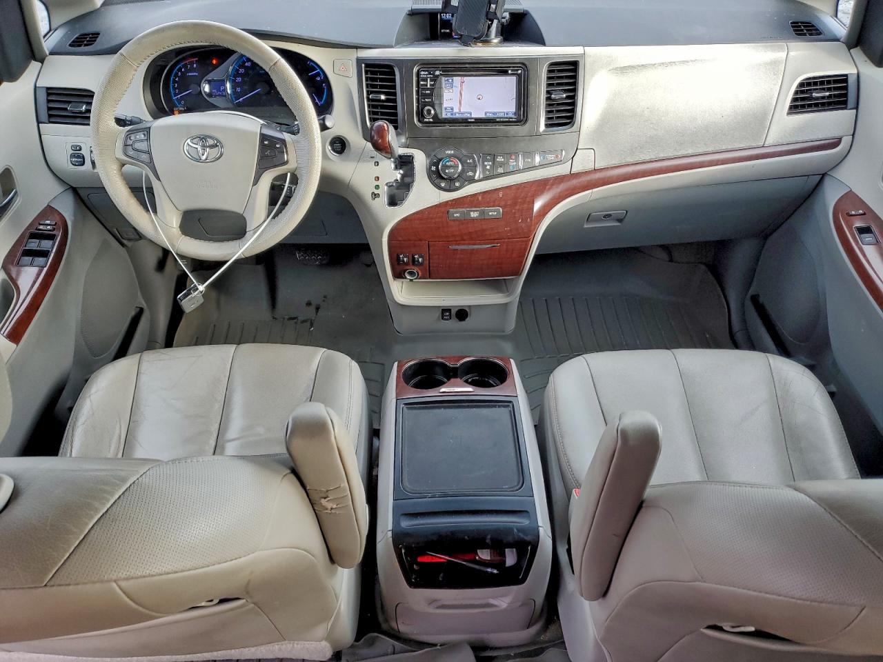 2014 TOYOTA SIENNA XLE photo 8