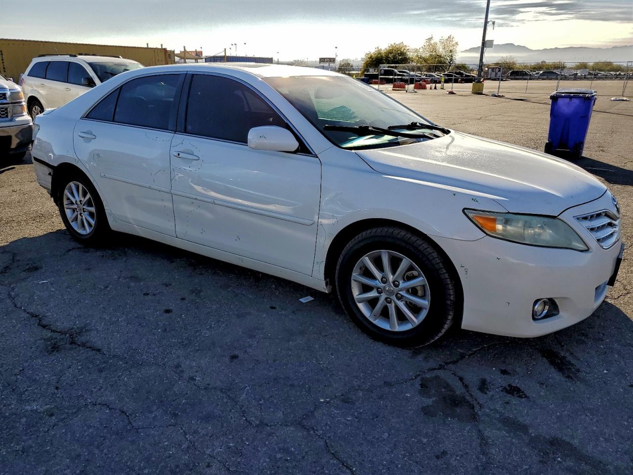 2011 TOYOTA CAMRY SE photo 4