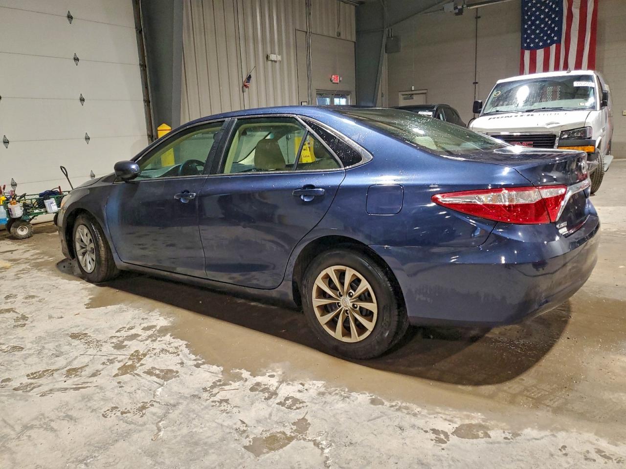 2017 TOYOTA CAMRY LE photo 4