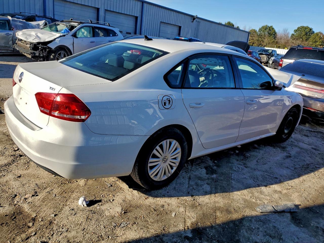 2015 VOLKSWAGEN PASSAT S photo 3
