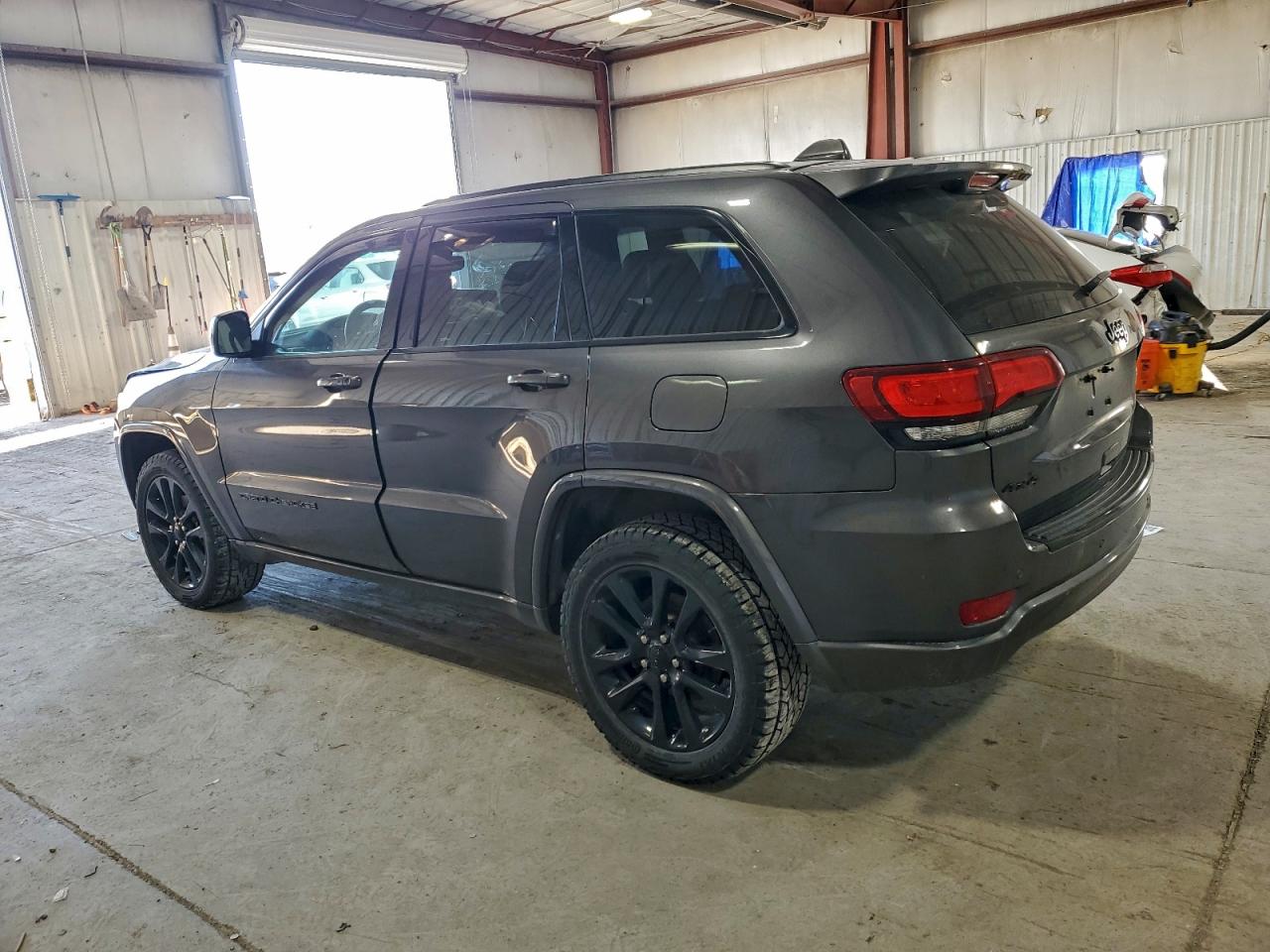 2018 JEEP GRAND CHEROKEE LAREDO photo 3