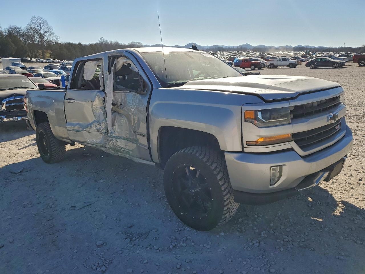 2017 CHEVROLET SILVERADO K1500 LT photo 4