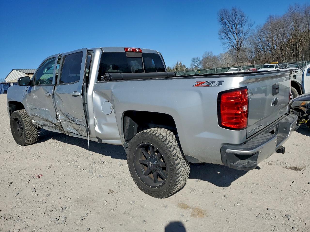 2017 CHEVROLET SILVERADO K1500 LT photo 2
