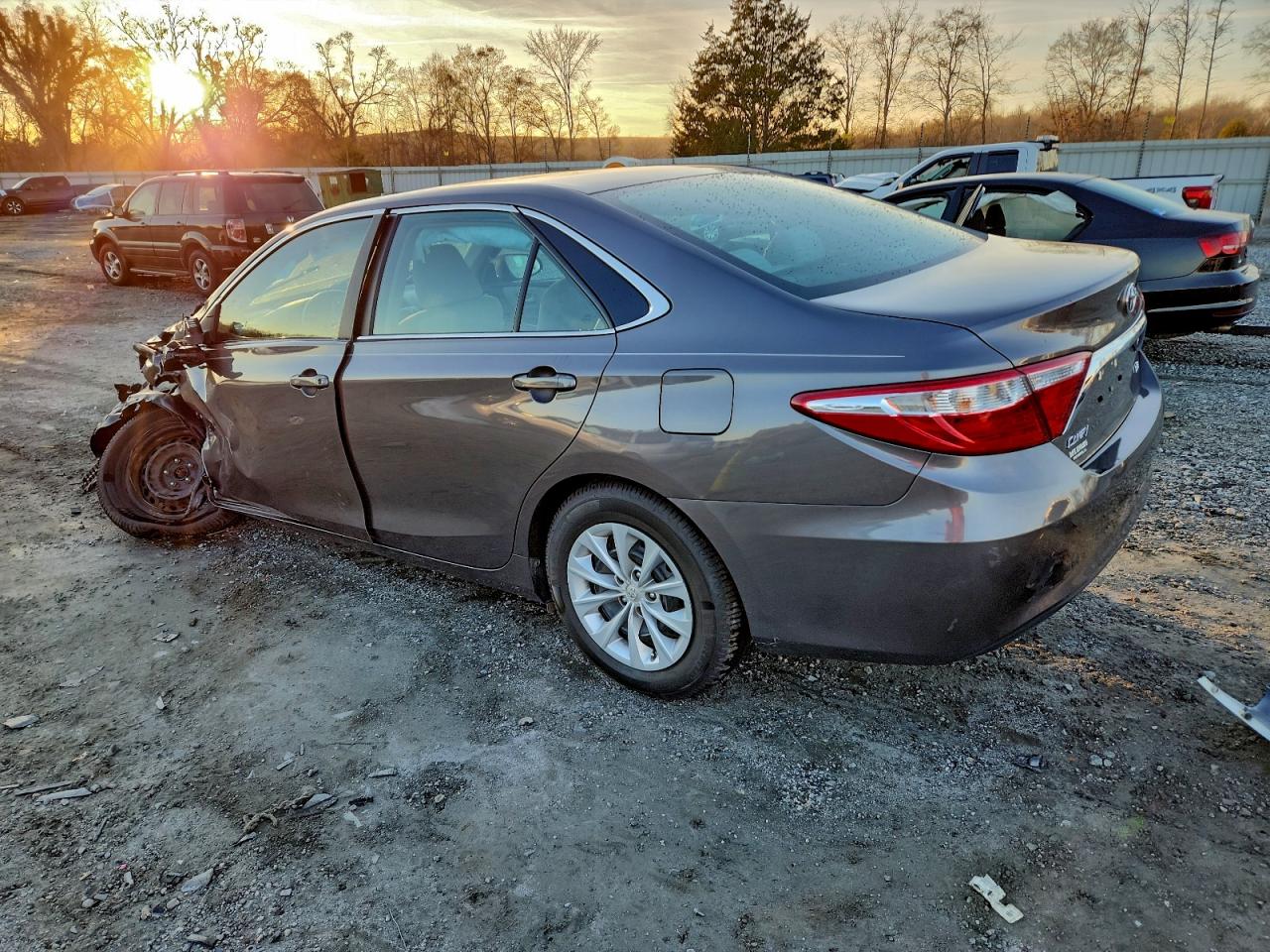 2015 TOYOTA CAMRY LE photo 3