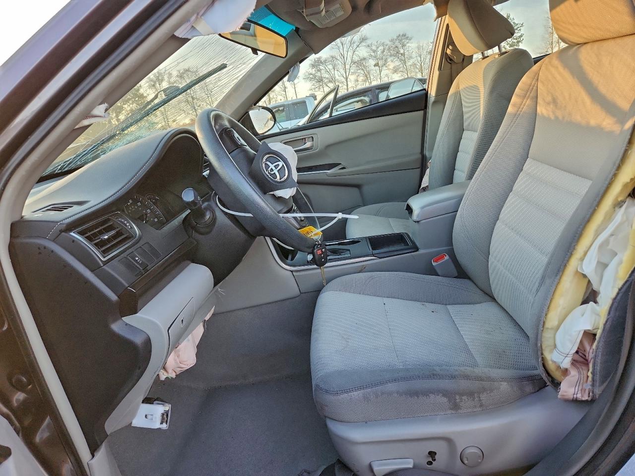 2015 TOYOTA CAMRY LE photo 13