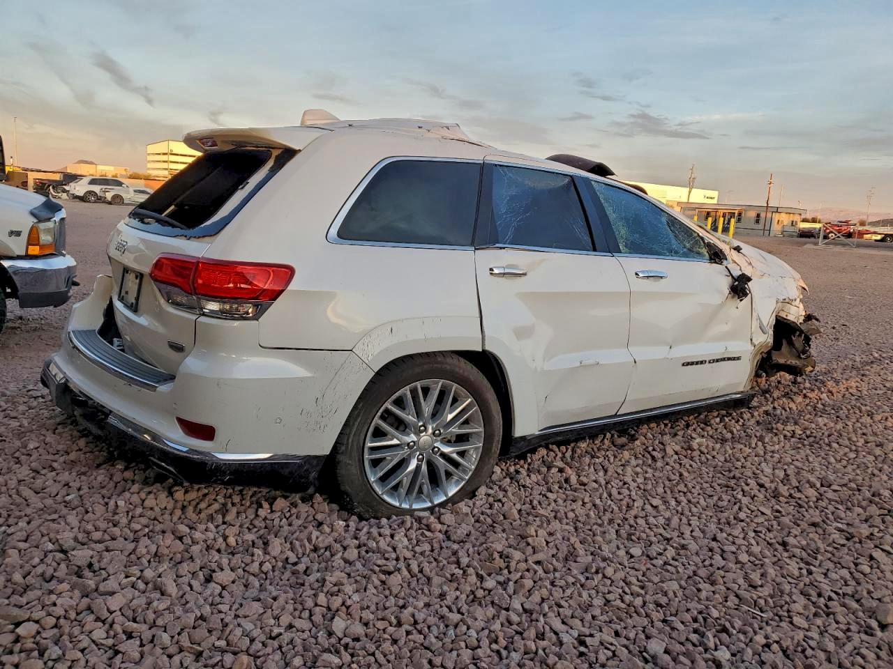 2018 JEEP GRAND CHEROKEE SUMMIT photo 3