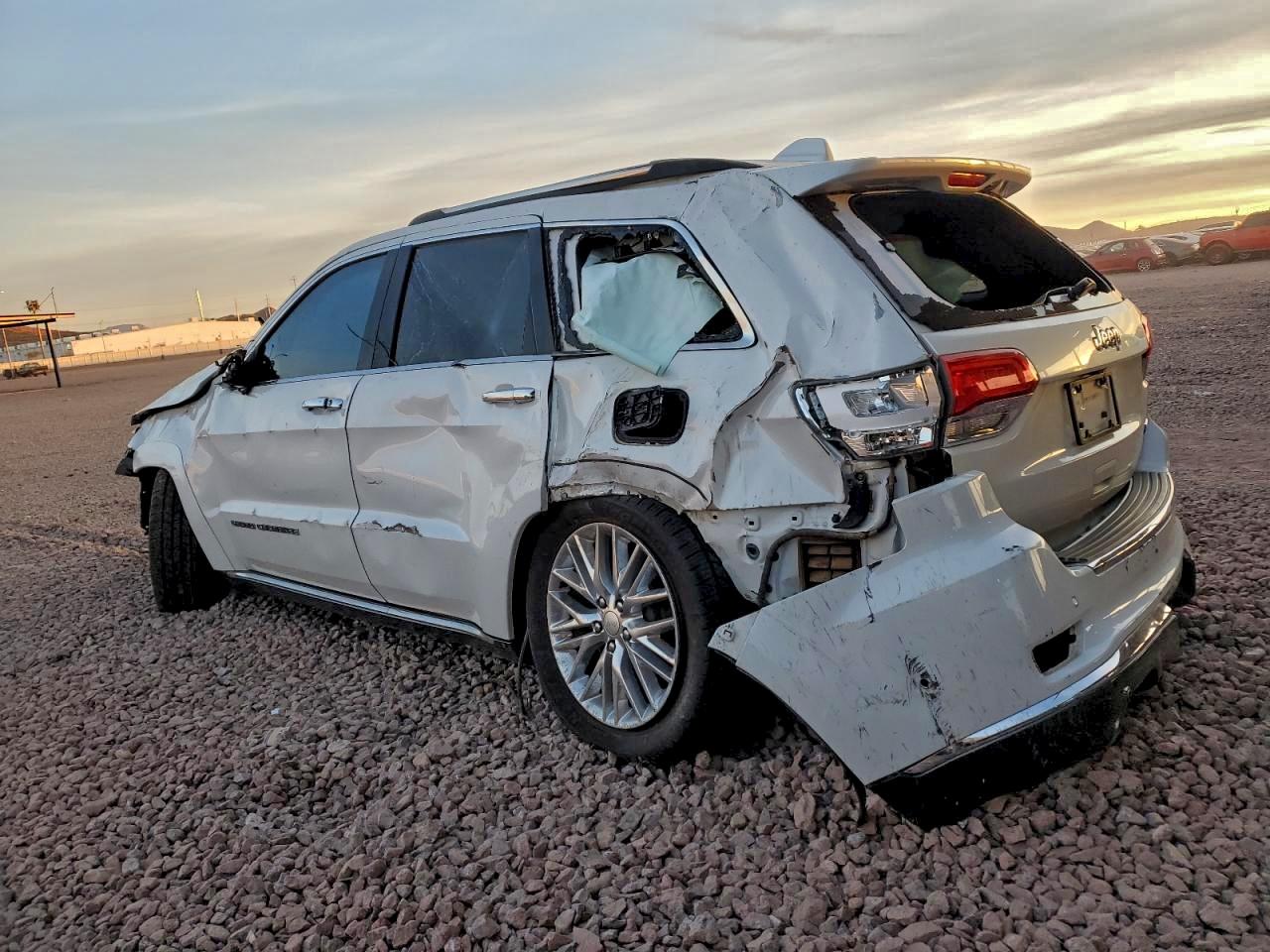 2018 JEEP GRAND CHEROKEE SUMMIT photo 2