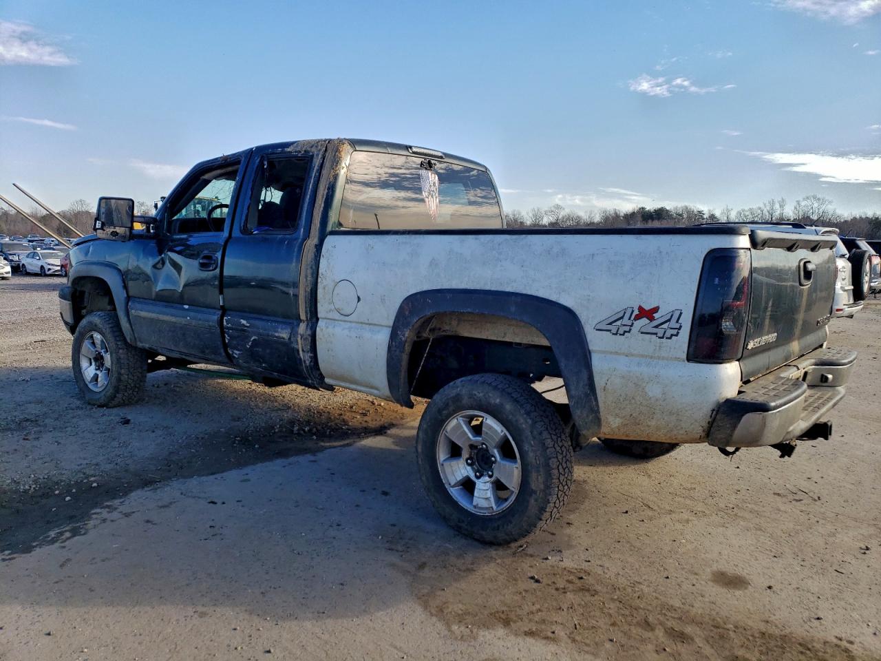 2004 CHEVROLET SILVERADO K1500 photo 2