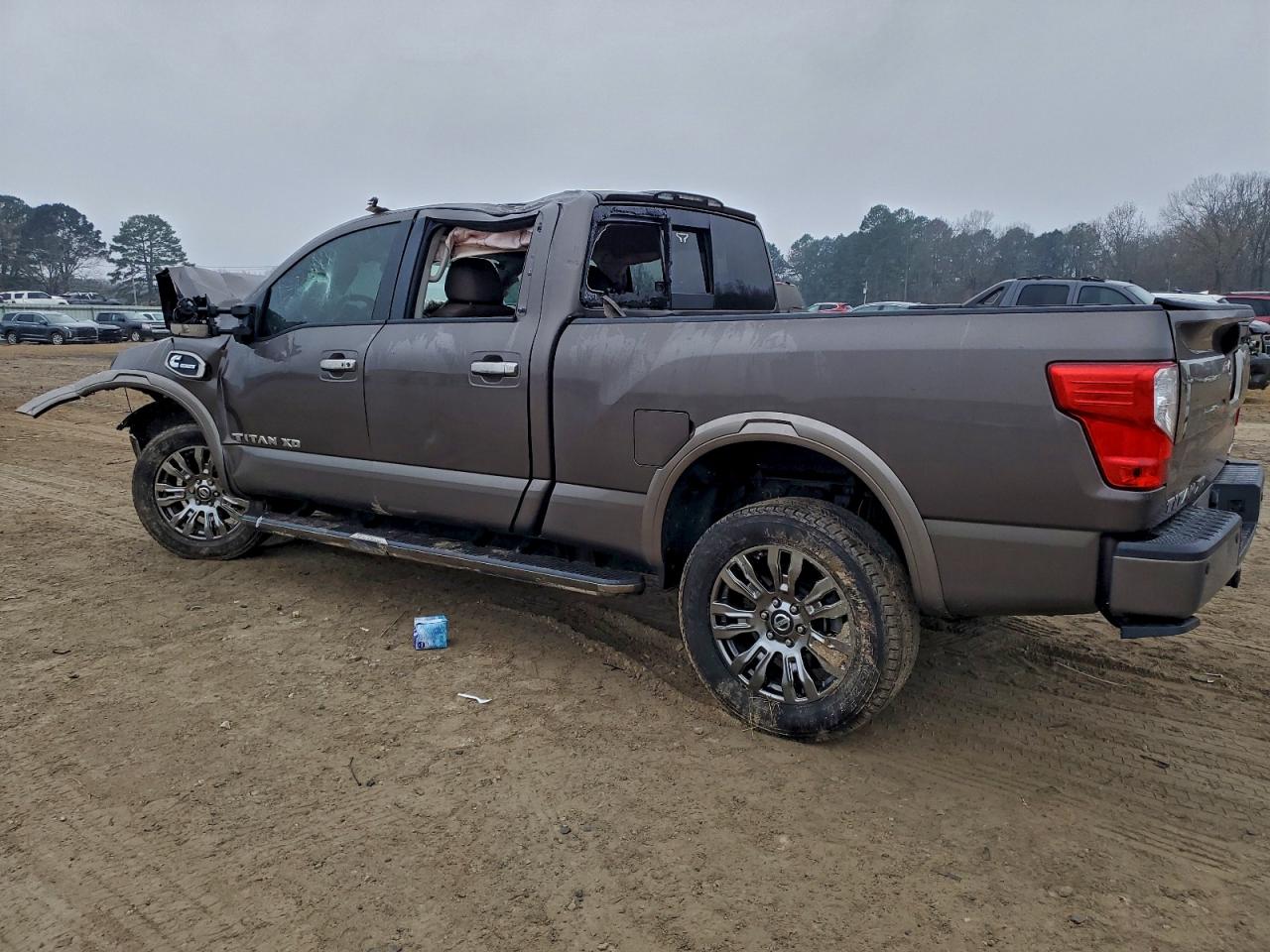 2016 NISSAN TITAN XD SL photo 2